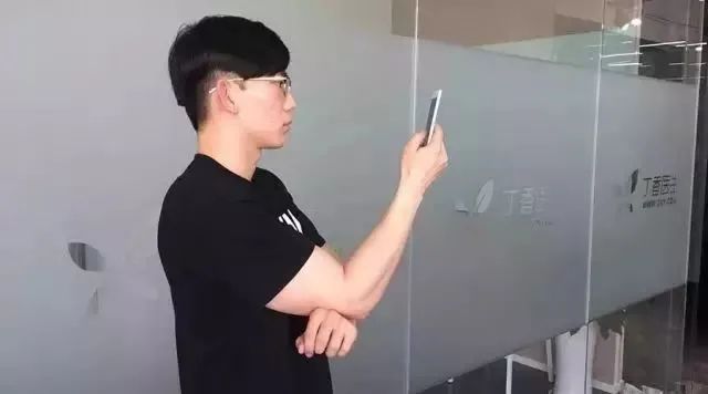 低头玩手机=头顶 50 斤！教你 3 个玩手机的正确姿势691 / 作者:儿时的回忆 / 帖子ID:273189