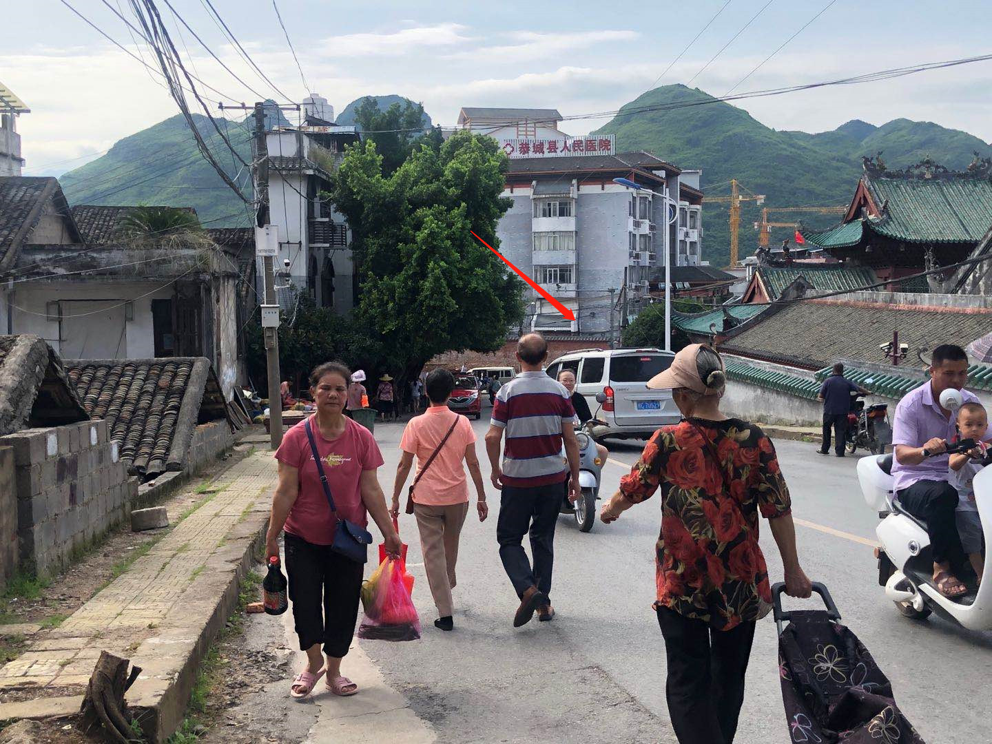 县医院门口这段路，面包车强行插队，自私到这地步192 / 作者:李志敏 / 帖子ID:273770