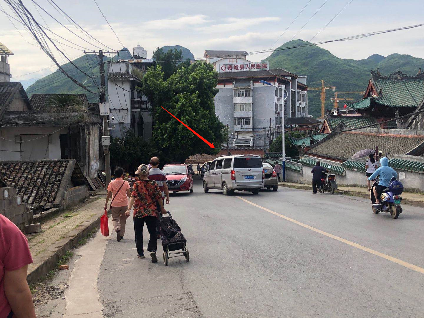 县医院门口这段路，面包车强行插队，自私到这地步327 / 作者:李志敏 / 帖子ID:273770