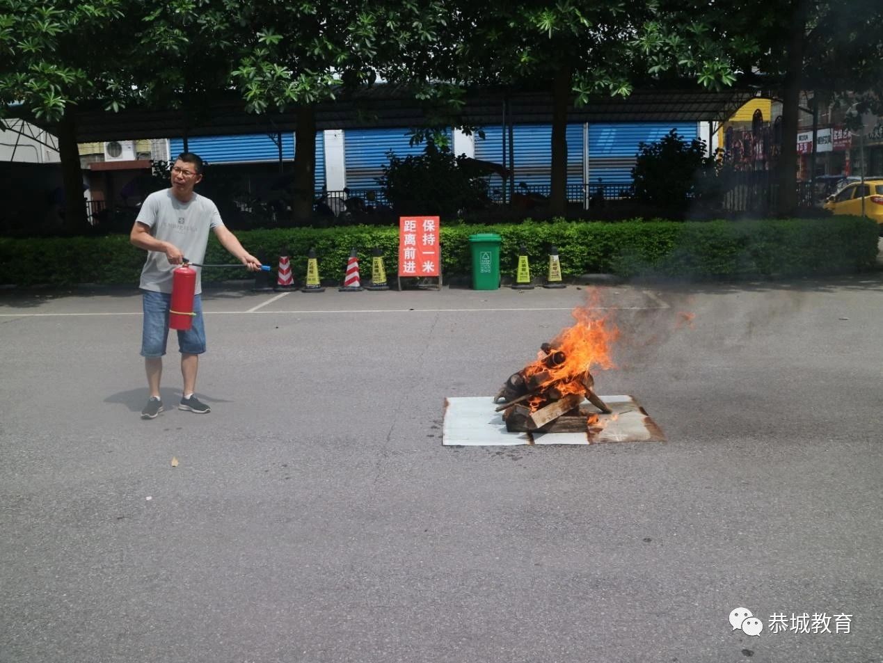 关注消防  防患未然：县城三小开展灭火演练培训201 / 作者:论坛小编04 / 帖子ID:273840