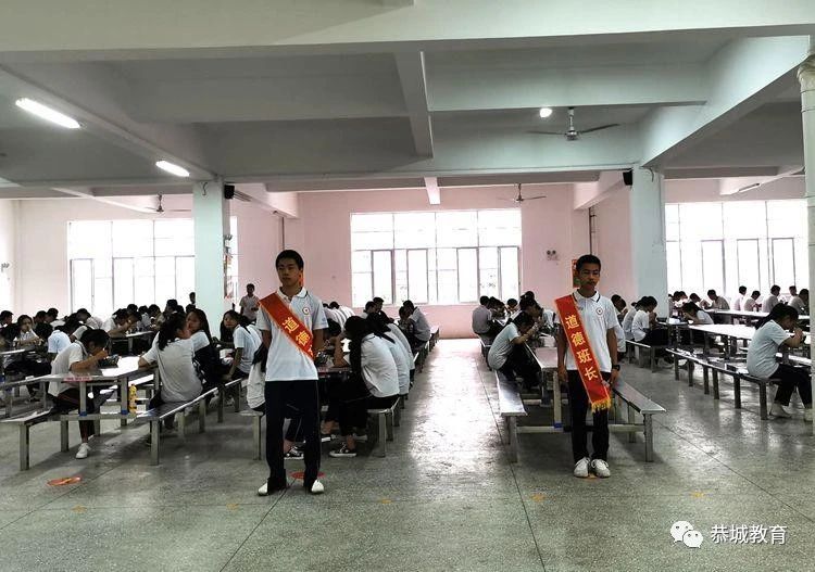 小细节 彰显大文明：民族实验初中食堂礼仪养成教育初见成效89 / 作者:论坛小编04 / 帖子ID:274364