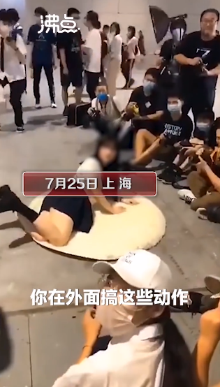 上海漫展现场不雅动作引争议 女生怒斥其抹黑圈子 大呼保安在哪161 / 作者:Killua / 帖子ID:274754
