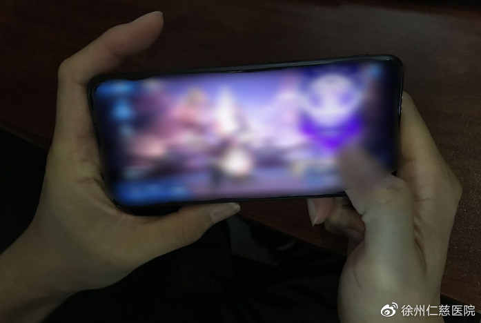 玩游戏被妈妈“打断”，13岁男生愤锤玻璃门，神经肌腱全割断18 / 作者:Killua / 帖子ID:274846