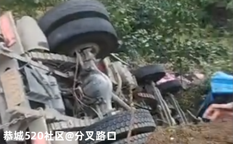 8死11伤！运蒜车侧翻，民众捡拾蒜瓣，另一辆货车驶来……726 / 作者:分叉路口 / 帖子ID:276994