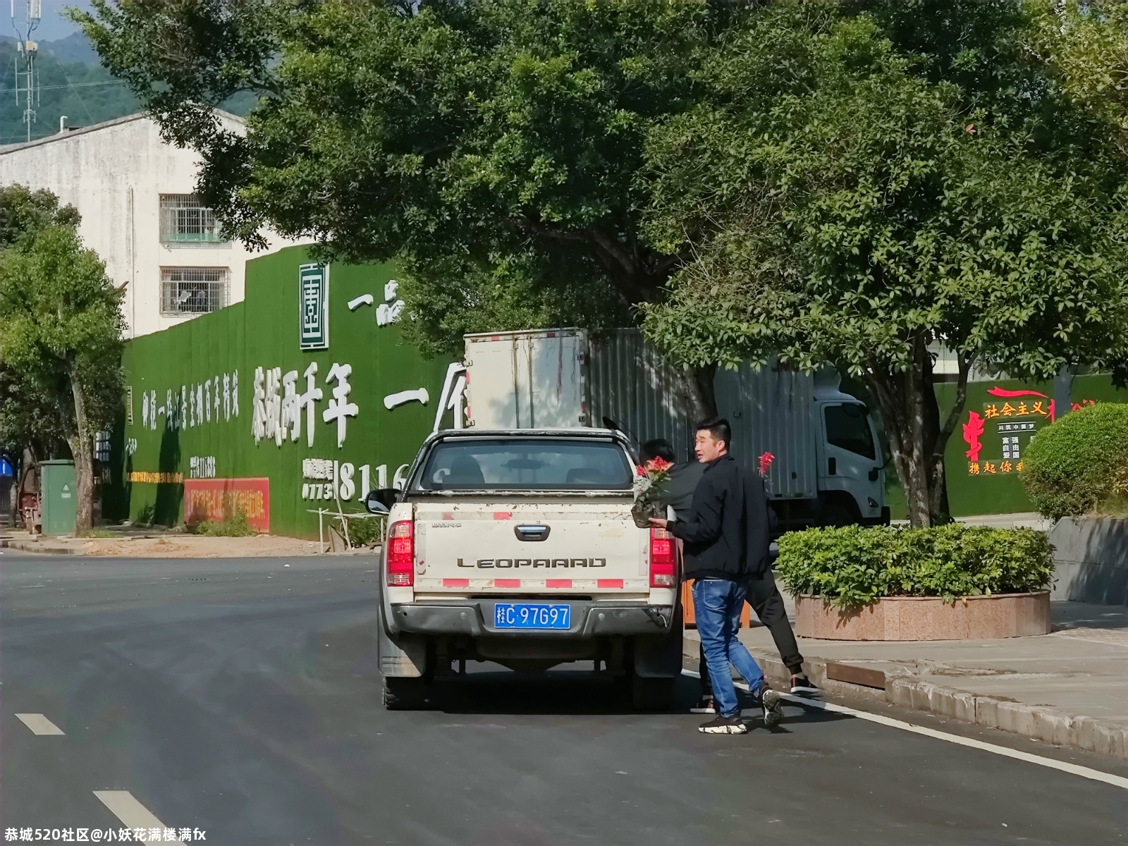 无马赛克，县庆国庆的盆景都被拿走了，谁认识这些人569 / 作者:小妖花满楼满fx / 帖子ID:277946
