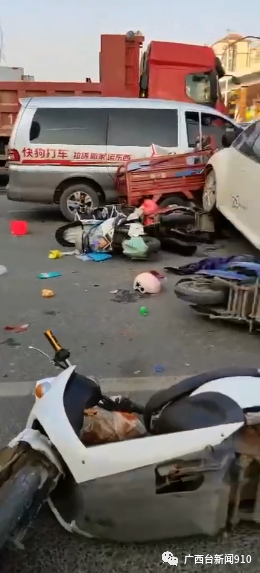 南宁一小汽车失控倒退行驶碰撞多辆车，1人当场死亡4人受伤210 / 作者:儿时的回忆 / 帖子ID:278093