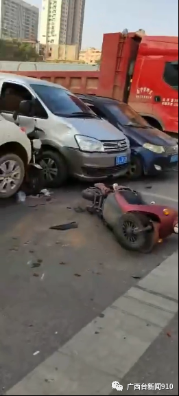 南宁一小汽车失控倒退行驶碰撞多辆车，1人当场死亡4人受伤648 / 作者:儿时的回忆 / 帖子ID:278093