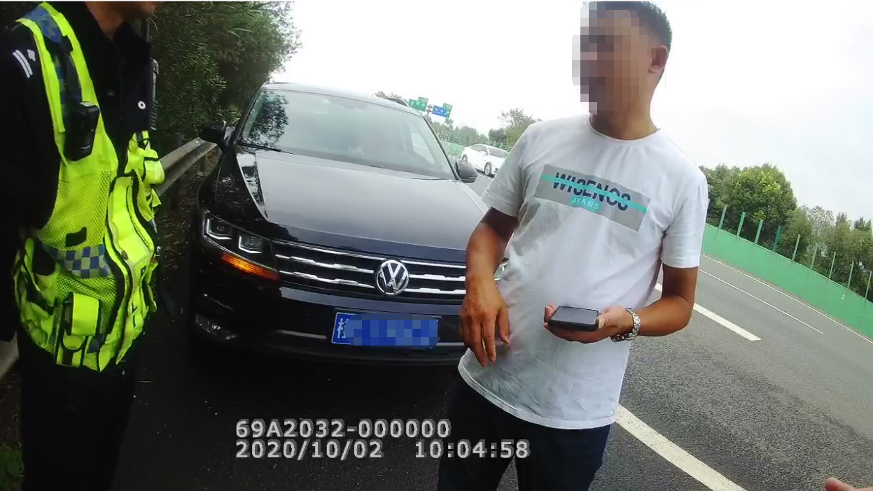 桂林高速公路上，一男子违反交通后给交警塞钱，结果...330 / 作者:華大夫 / 帖子ID:278159