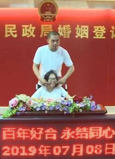 带上200块和一条狗，抱着重病女友环游中国！央视点赞董卿落泪，如今已成这副模样922 / 作者:華大夫 / 帖子ID:278831