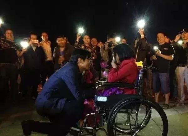 带上200块和一条狗，抱着重病女友环游中国！央视点赞董卿落泪，如今已成这副模样622 / 作者:華大夫 / 帖子ID:278831
