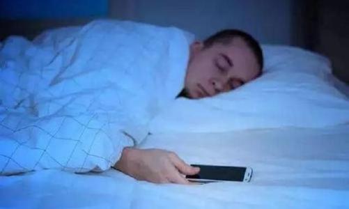 大家晚上睡觉是习惯把手机静音，还是关机呢？481 / 作者:论坛小编01 / 帖子ID:281568