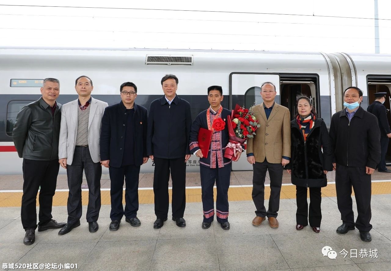 我县获全国脱贫攻坚先进个人赵进忠载誉归来392 / 作者:论坛小编01 / 帖子ID:282789