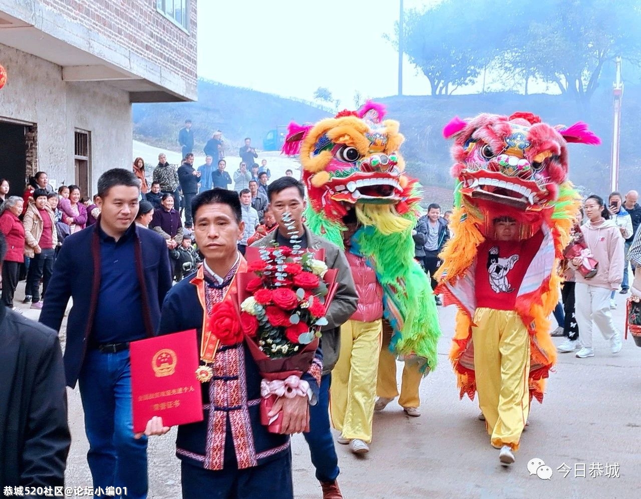 我县获全国脱贫攻坚先进个人赵进忠载誉归来291 / 作者:论坛小编01 / 帖子ID:282789