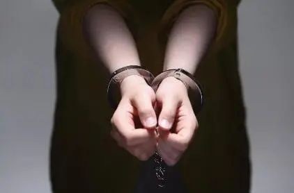 获刑13年！90后女辅警勒索多名公职人员370余万，受害人含副局长所长641 / 作者:分叉路口 / 帖子ID:283227