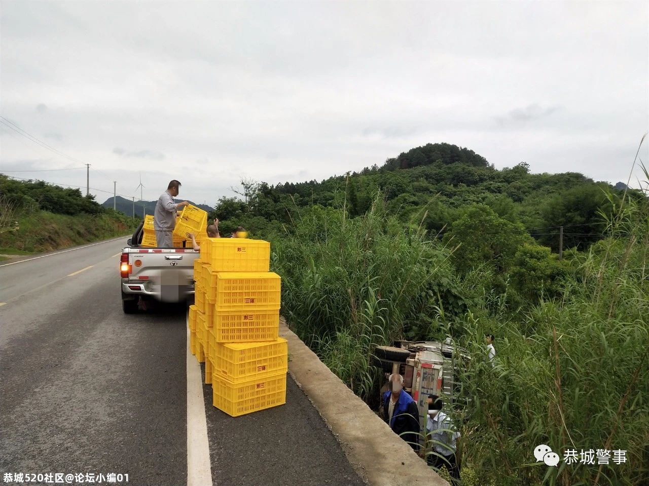 车辆侧翻下路基，警民救助排险情337 / 作者:论坛小编01 / 帖子ID:285420