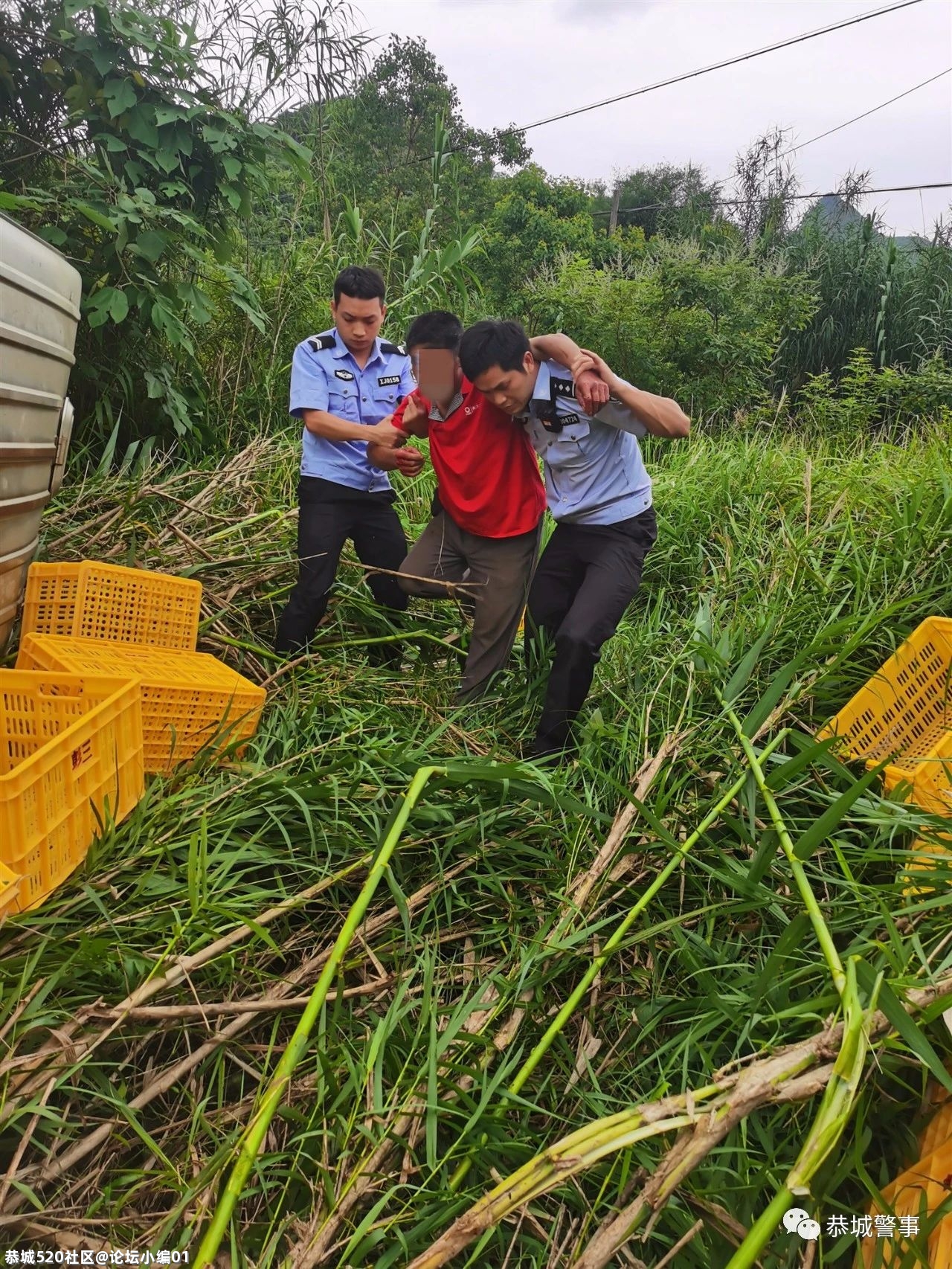 车辆侧翻下路基，警民救助排险情700 / 作者:论坛小编01 / 帖子ID:285420