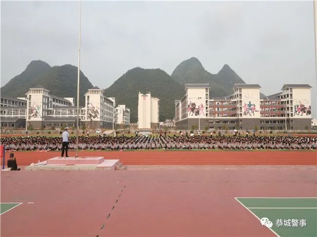 喜迎国庆·恭城交警送“交通安全大礼包”进校园667 / 作者:论坛小编01 / 帖子ID:289360