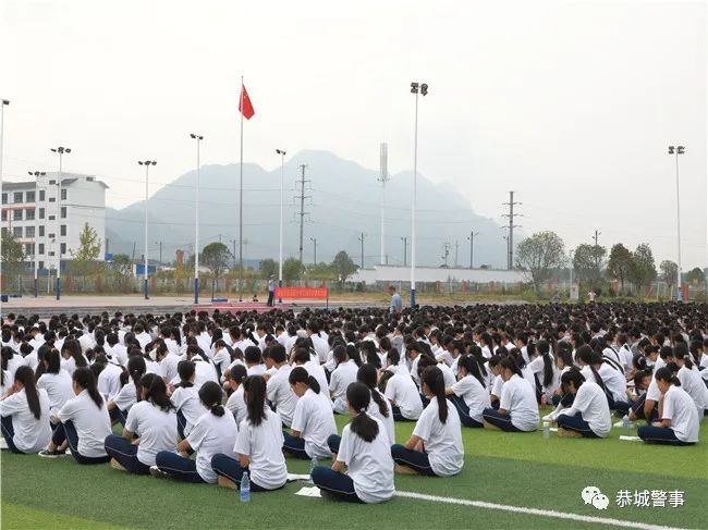 喜迎国庆·恭城交警送“交通安全大礼包”进校园304 / 作者:论坛小编01 / 帖子ID:289360