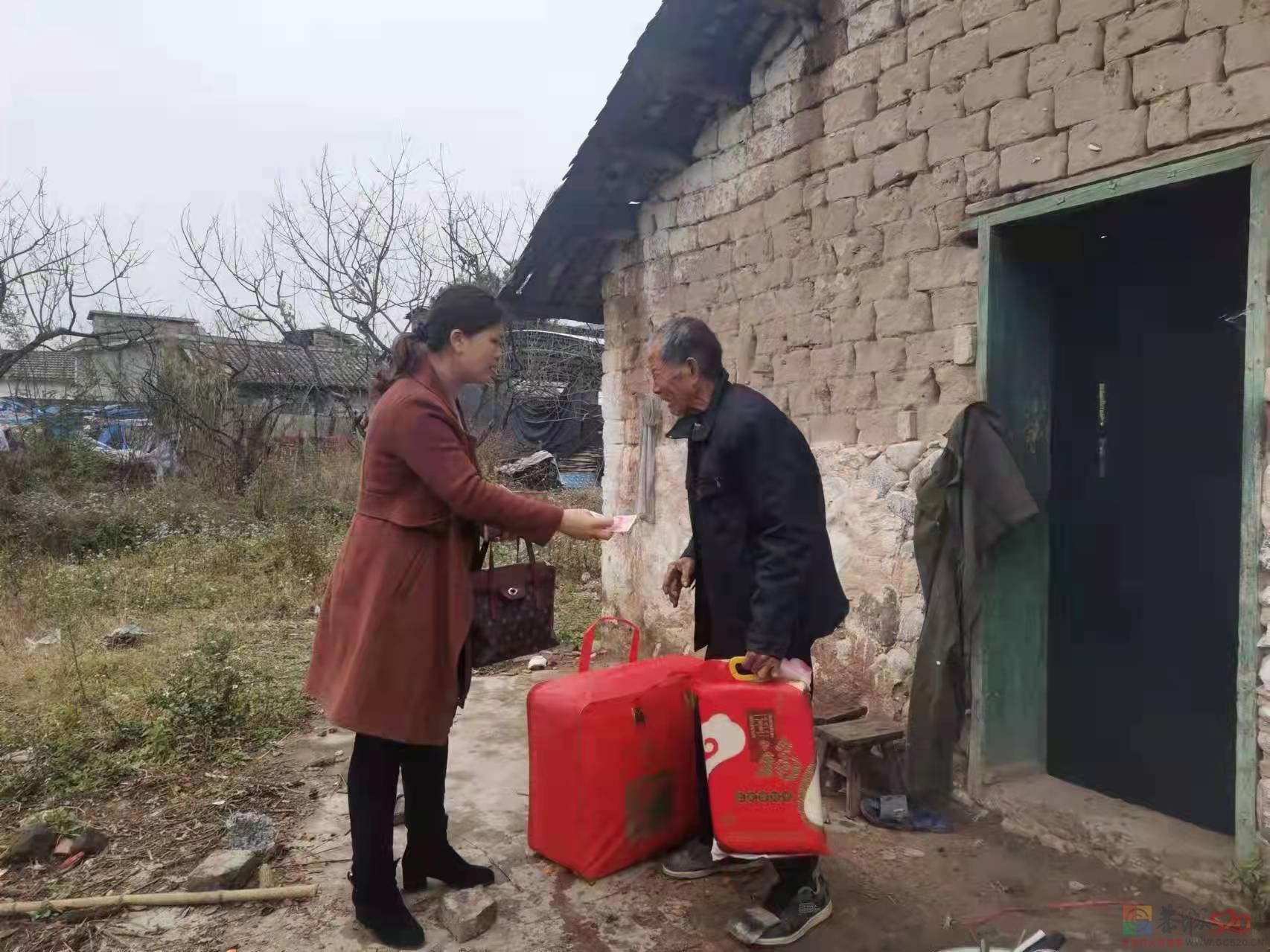 西岭镇政协委员小组联合西岭商会慰问生活困难户和困难党员723 / 作者:论坛小编01 / 帖子ID:292363