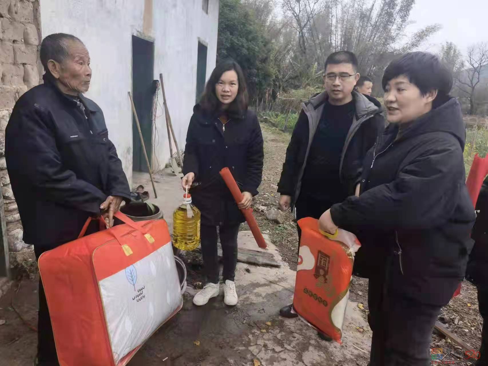 西岭镇政协委员小组联合西岭商会慰问生活困难户和困难党员900 / 作者:论坛小编01 / 帖子ID:292363