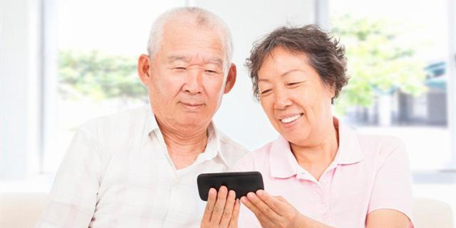 你觉得给父母买什么样的手机比较好？大家推荐推荐621 / 作者:论坛小编01 / 帖子ID:293470