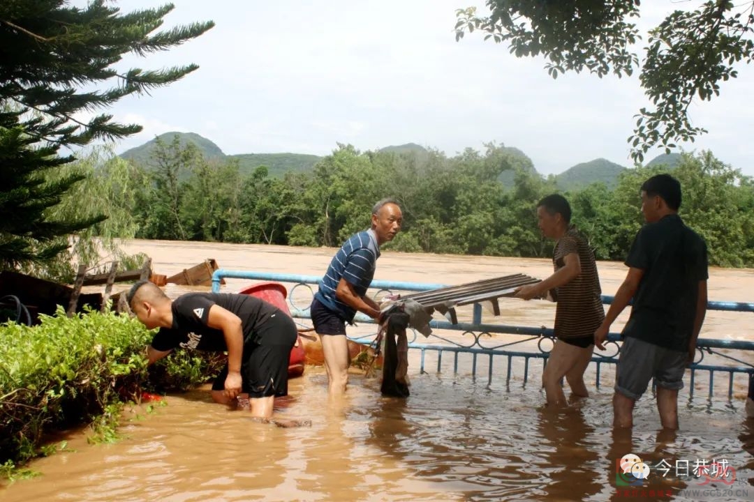 自来水公司职工用汗水换万家“清泉”65 / 作者:论坛小编01 / 帖子ID:296782