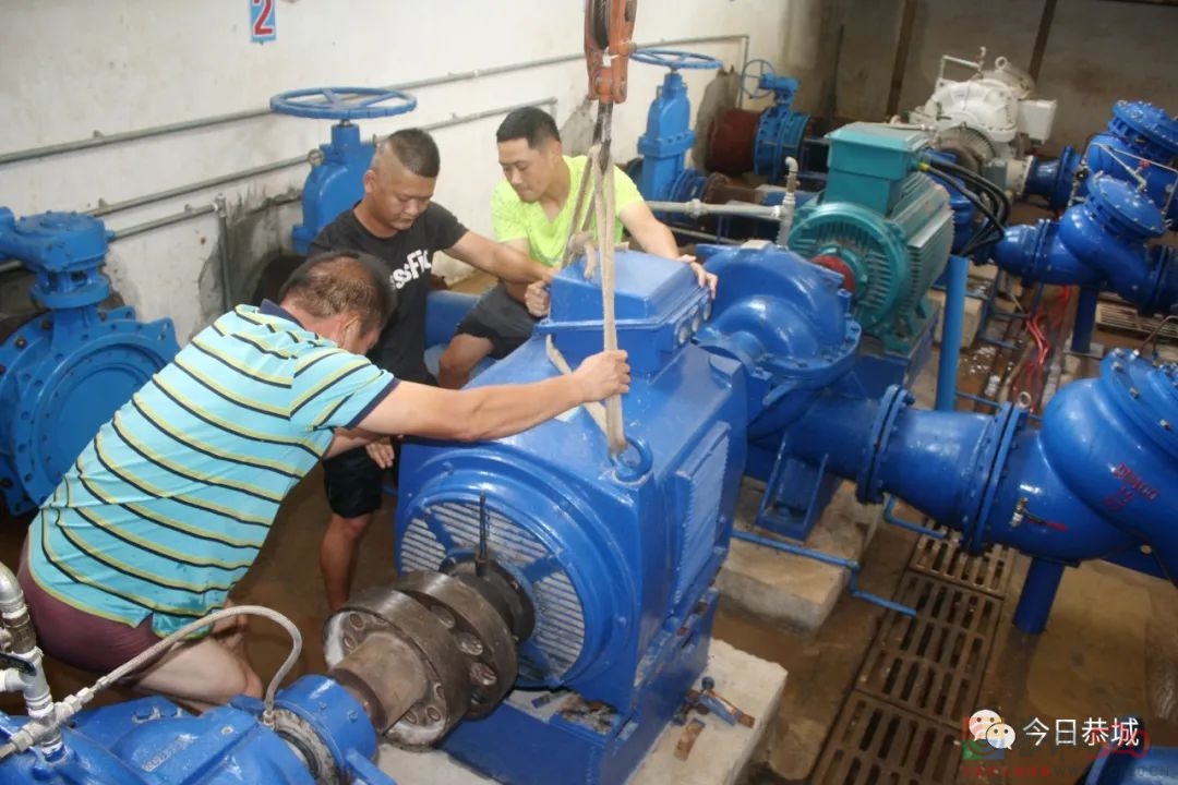 自来水公司职工用汗水换万家“清泉”194 / 作者:论坛小编01 / 帖子ID:296782