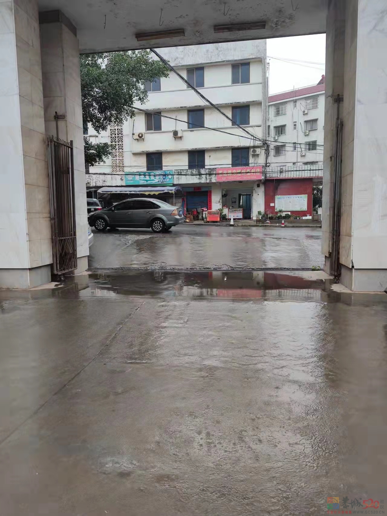 车辆乱停，影响住户出行安全。778 / 作者:莫小名 / 帖子ID:301742