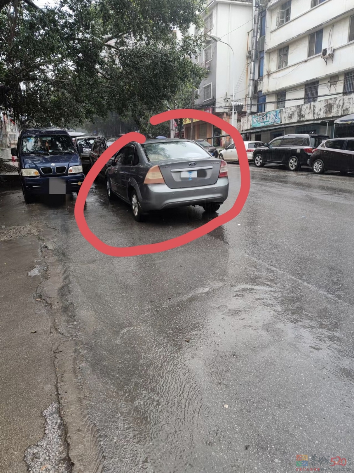 车辆乱停，影响住户出行安全。567 / 作者:莫小名 / 帖子ID:301742