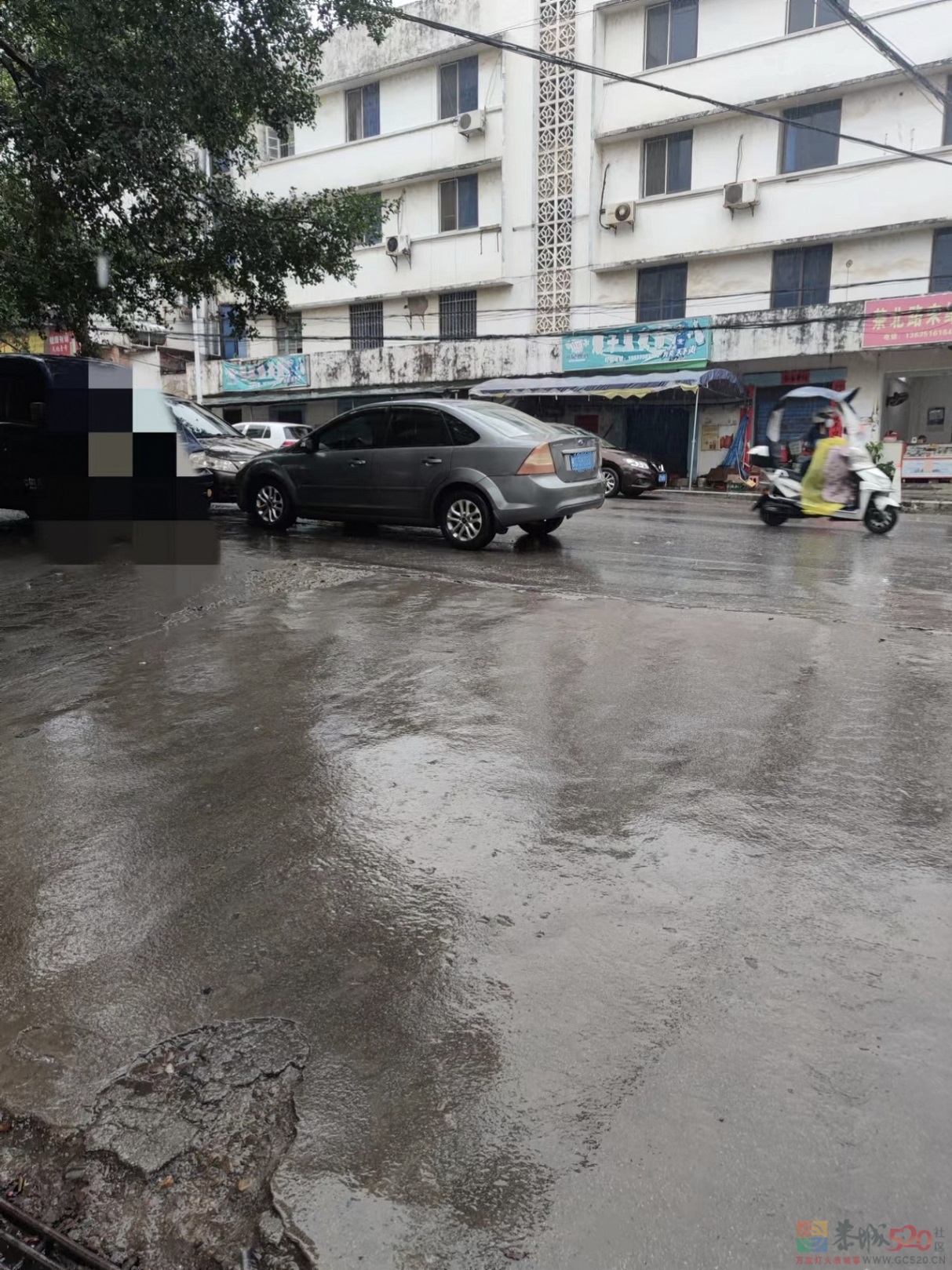 车辆乱停，影响住户出行安全。489 / 作者:莫小名 / 帖子ID:301742