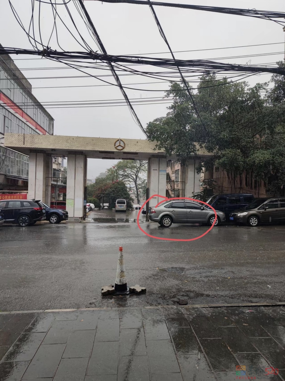 车辆乱停，影响住户出行安全。434 / 作者:莫小名 / 帖子ID:301742