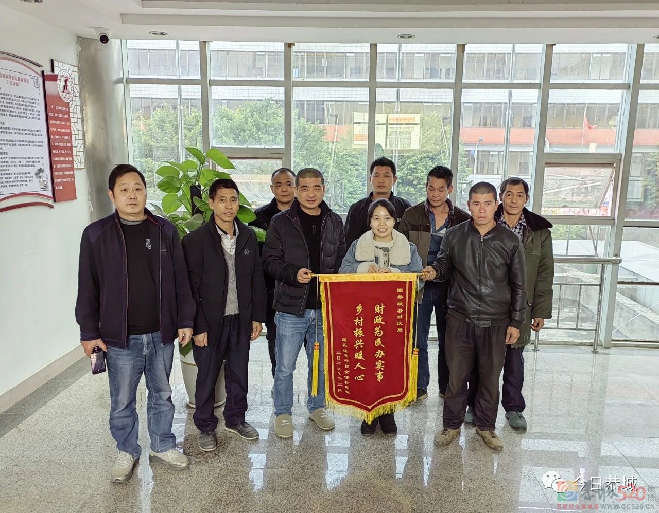 莲花镇崇岭村感恩送锦旗 财政助力乡村振兴暖人心775 / 作者:论坛小编01 / 帖子ID:303045