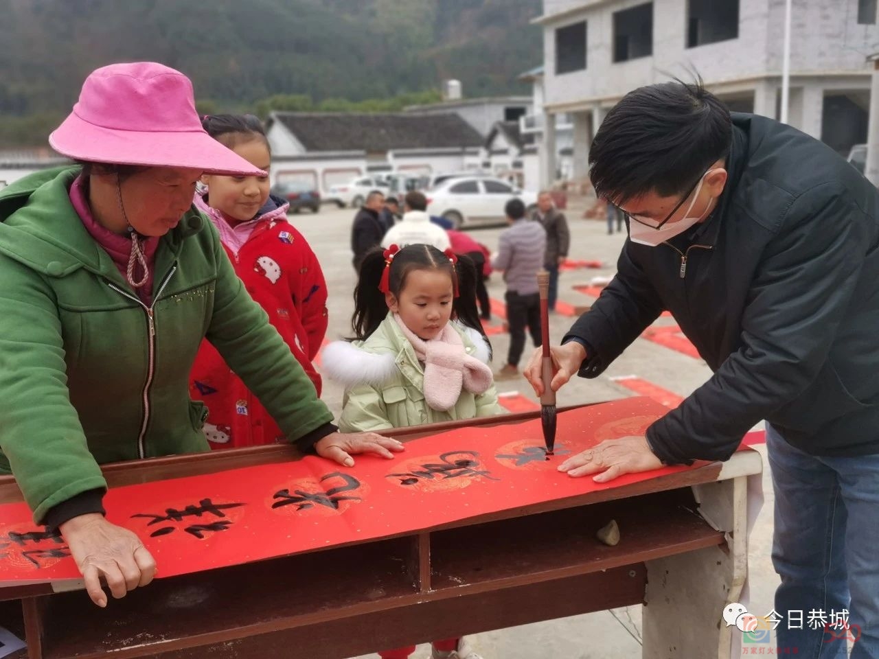 恭城举办“我们的中国梦—文化进万家”文化惠民演出暨送春联活动451 / 作者:论坛小编01 / 帖子ID:303469