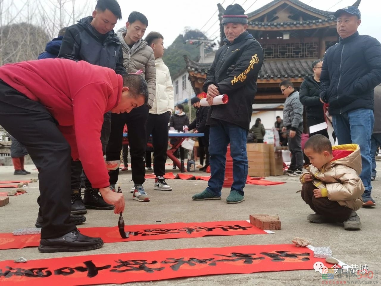 恭城举办“我们的中国梦—文化进万家”文化惠民演出暨送春联活动978 / 作者:论坛小编01 / 帖子ID:303469