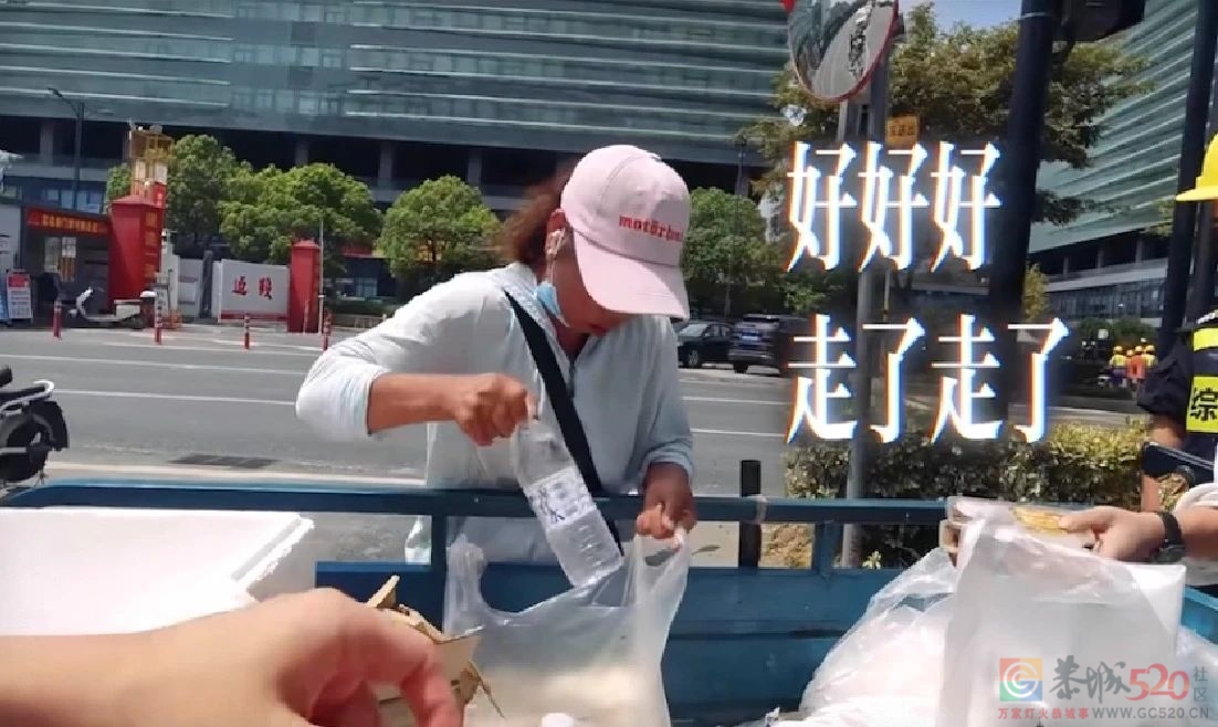 10块钱30个菜的“工地盒饭”，全网年轻人馋哭了798 / 作者:儿时的回忆 / 帖子ID:305241