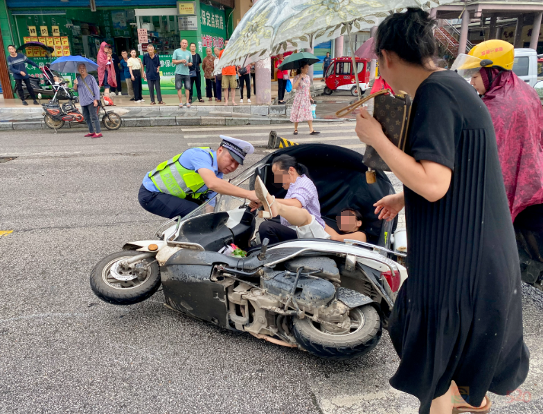 雨天路滑不慎摔倒 恭城交警暖心救助972 / 作者:论坛小编01 / 帖子ID:310408