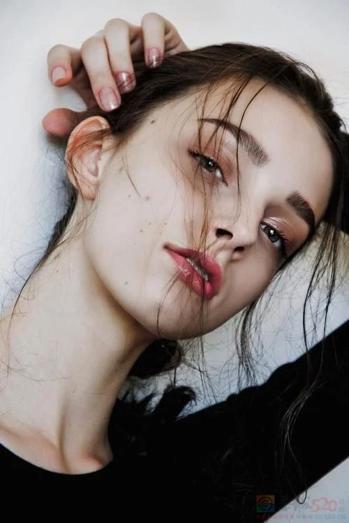 180cm“巴西第一蛇系美人”爆红，凸嘴素颜照引?网友痴汉笑：美得好高级！902 / 作者:儿时的回忆 / 帖子ID:313153