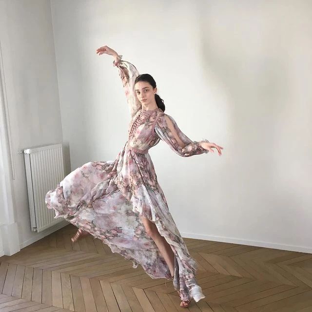 180cm“巴西第一蛇系美人”爆红，凸嘴素颜照引?网友痴汉笑：美得好高级！102 / 作者:儿时的回忆 / 帖子ID:313153