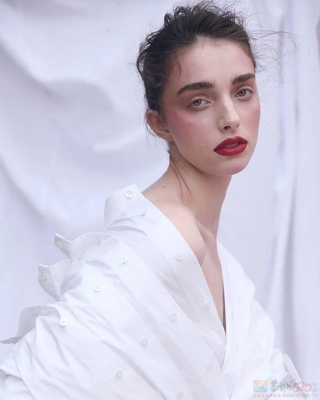 180cm“巴西第一蛇系美人”爆红，凸嘴素颜照引?网友痴汉笑：美得好高级！146 / 作者:儿时的回忆 / 帖子ID:313153