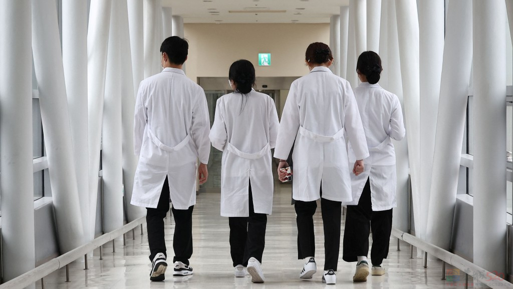 韩国医疗大瘫痪升级！数万医生医学生撂挑子走人：孕妇生不了、癌患活活痛死？！969 / 作者:放眼看世界 / 帖子ID:313840