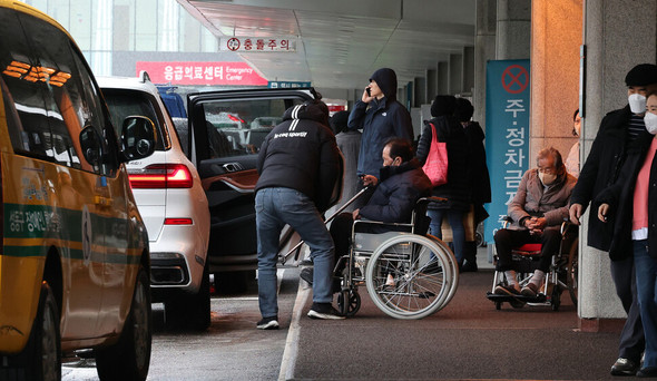 韩国医疗大瘫痪升级！数万医生医学生撂挑子走人：孕妇生不了、癌患活活痛死？！406 / 作者:放眼看世界 / 帖子ID:313840
