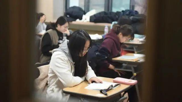 韩国医疗大瘫痪升级！数万医生医学生撂挑子走人：孕妇生不了、癌患活活痛死？！562 / 作者:放眼看世界 / 帖子ID:313840