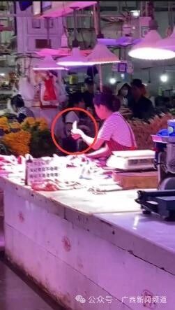 视频冲上热搜！网友拍下南宁一摊主往猪肉上撒白色粉末，摊主回应：我太生气了......300 / 作者:尹以为荣 / 帖子ID:314758