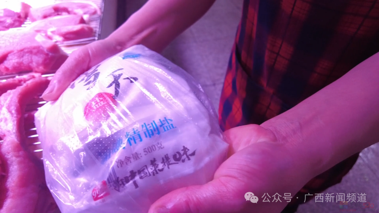 视频冲上热搜！网友拍下南宁一摊主往猪肉上撒白色粉末，摊主回应：我太生气了......830 / 作者:尹以为荣 / 帖子ID:314758