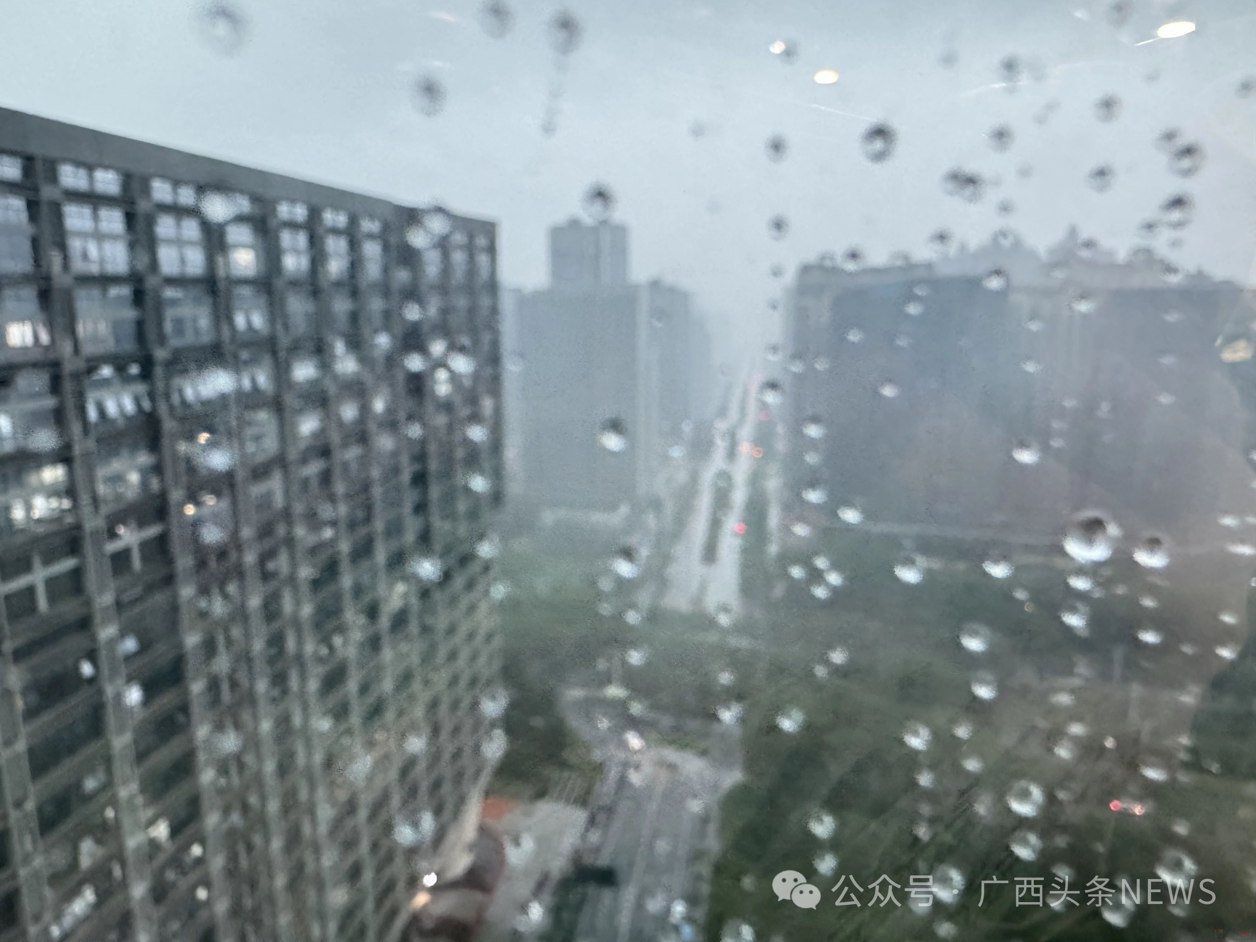 广西多地发布红色预警！10市有暴雨到大暴雨、雷暴冰雹700 / 作者:尹以为荣 / 帖子ID:315070