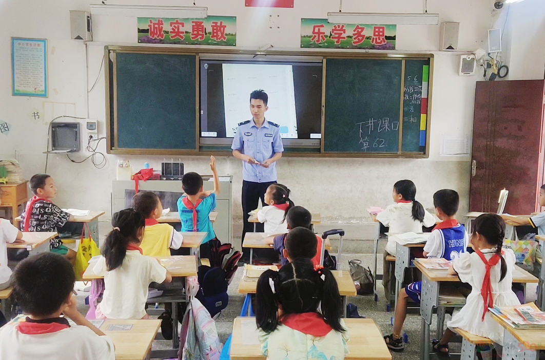 【法治宣传进校园】安全“不放假”！恭城公安上好假前“最后一课”  系好暑假“安全带”236 / 作者:论坛小编01 / 帖子ID:315996