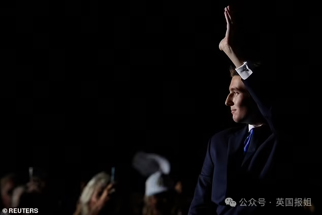 川普风头正劲老婆女儿态度大逆转！梅拉尼娅着性感红裙和最帅小儿子现身，伊万卡趁势重返舞台？！748 / 作者:放眼看世界 / 帖子ID:316099