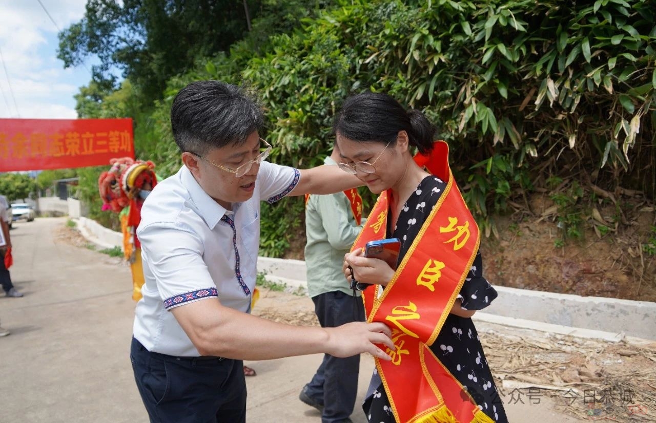 立功喜报送上门 拥军优属暖人心512 / 作者:论坛小编01 / 帖子ID:316194