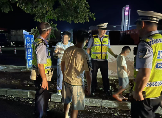 迷糊家长将小朋友“遗忘”在高速服务区，桂林交警急寻回879 / 作者:尹以为荣 / 帖子ID:316326