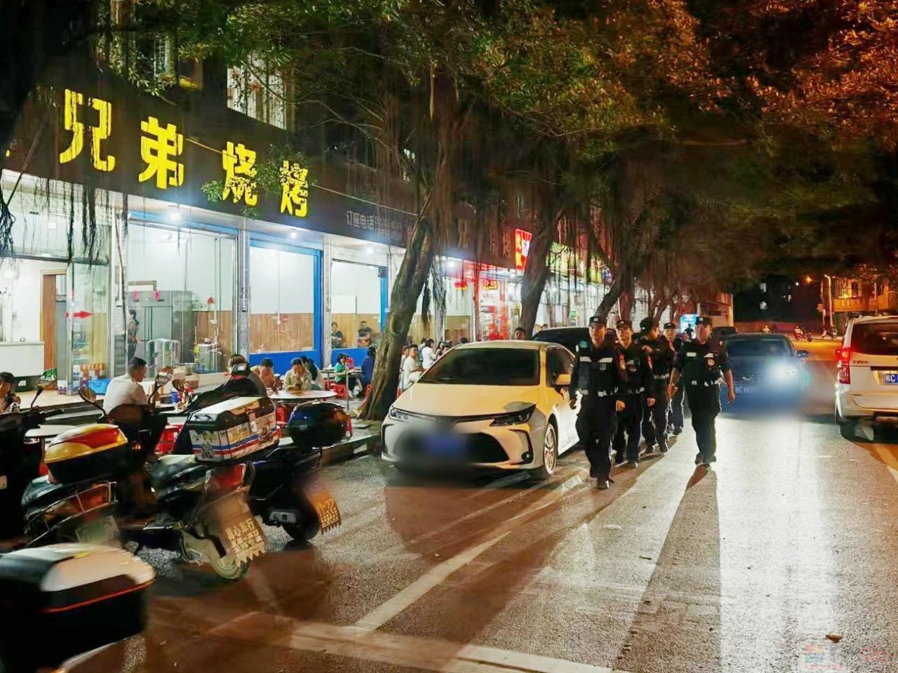 巡逻防控“白＋黑”  筑牢安全“防护网”302 / 作者:论坛小编01 / 帖子ID:317839
